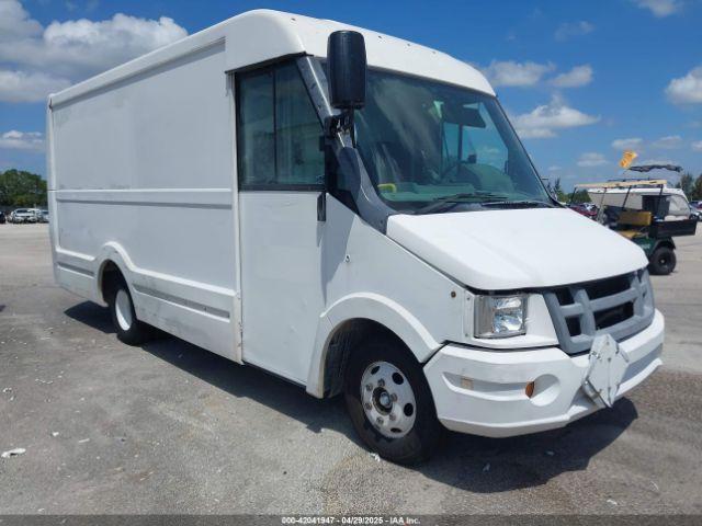 Salvage Isuzu Commercial Van