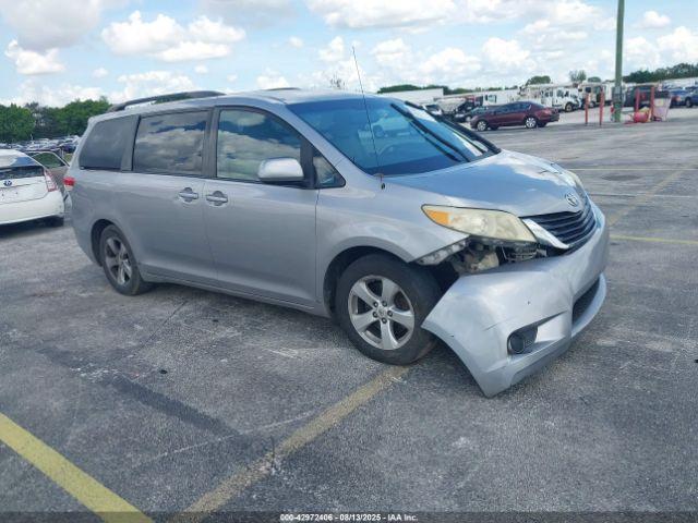  Salvage Toyota Sienna