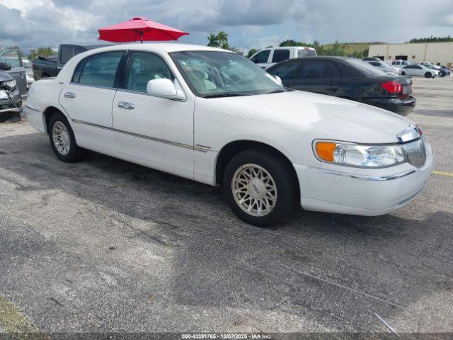  Salvage Lincoln Towncar