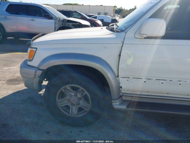 Toyota 4Runner Limited V6 Image 2