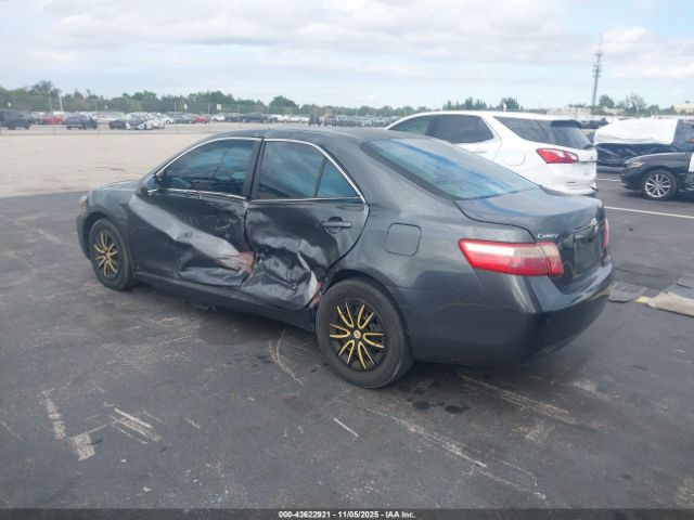 Toyota Camry Le Image 12