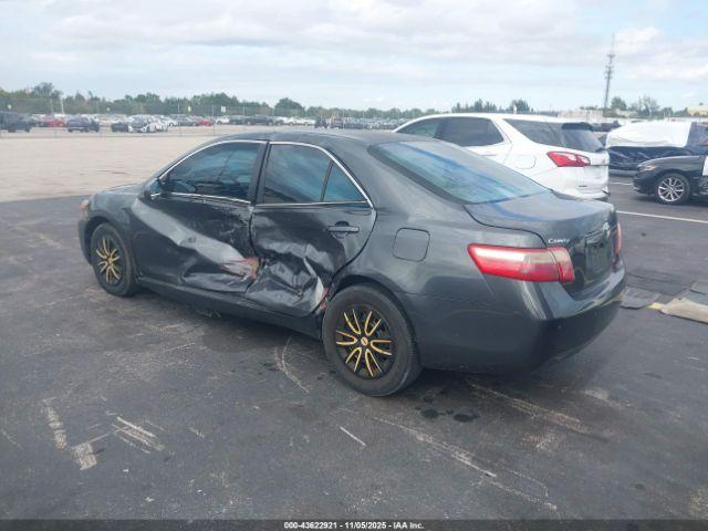 Toyota Camry Le Image 12