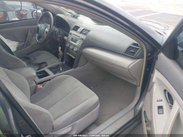 Toyota Camry Le Image 7