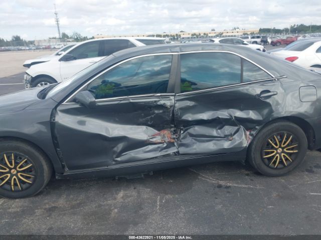 Toyota Camry Le Image 9