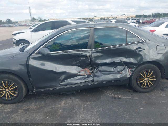 Toyota Camry Le Image 9