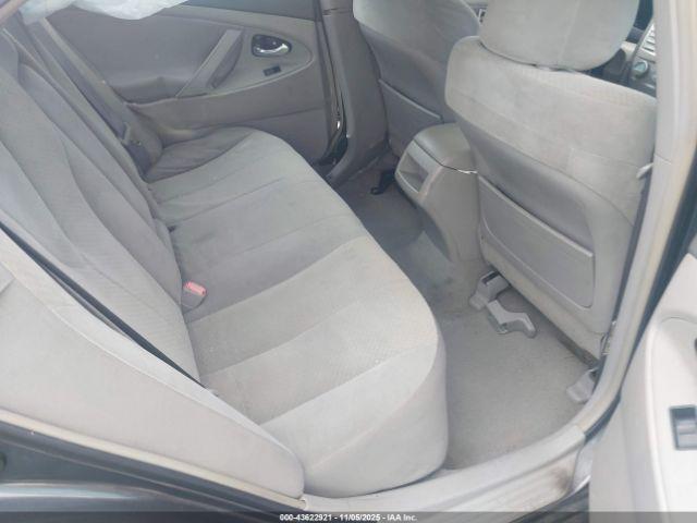 Toyota Camry Le Image 10