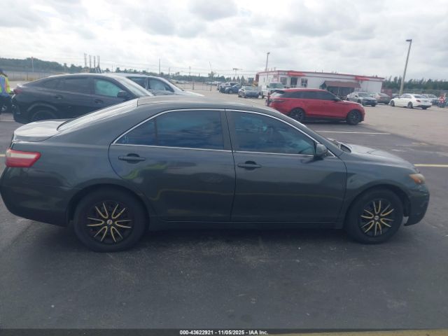 Toyota Camry Le Image 3