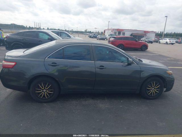 Toyota Camry Le Image 3