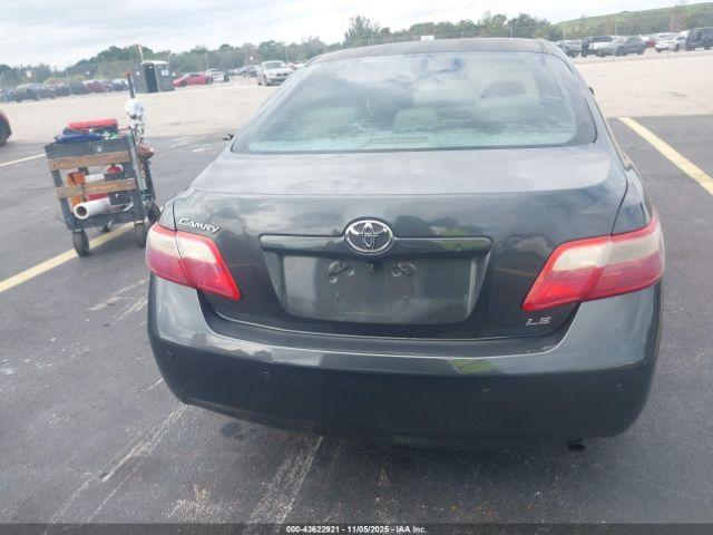 Toyota Camry Le Image 16