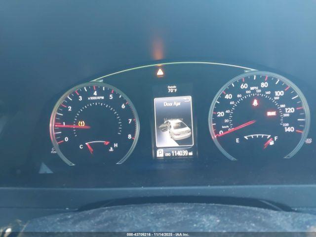 Toyota Camry Se Image 8