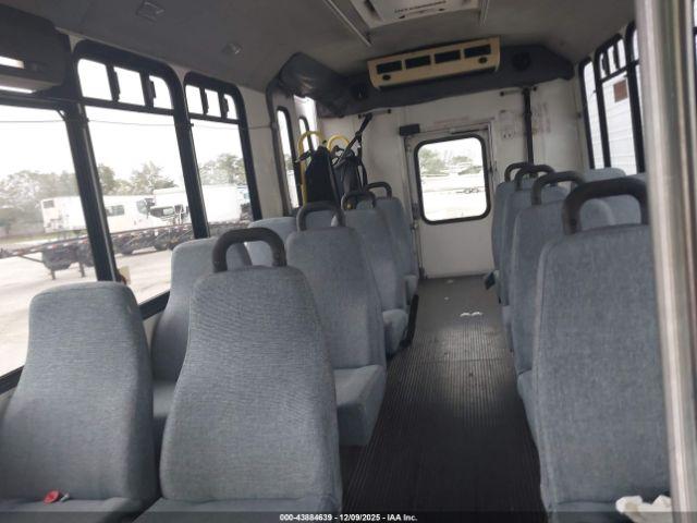 Chevrolet Express 4500 Diesel Image 7