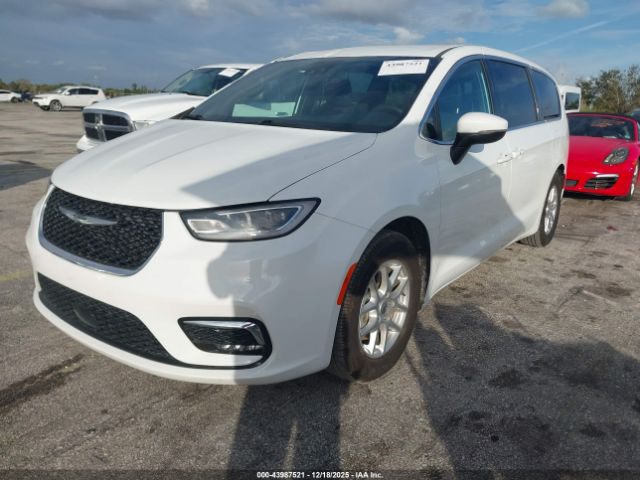 Chrysler Pacifica Touring Image 2