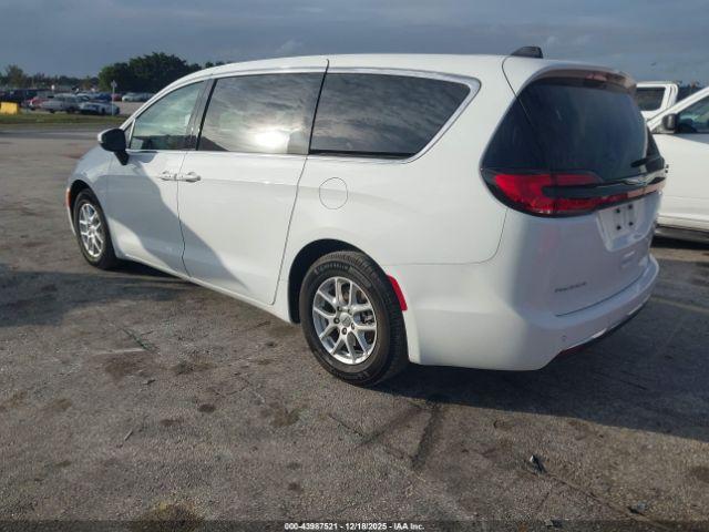 Chrysler Pacifica Touring Image 15