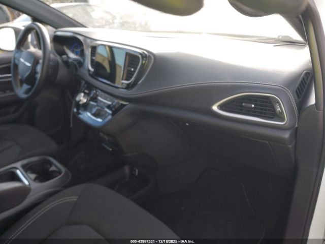 Chrysler Pacifica Touring Image 3