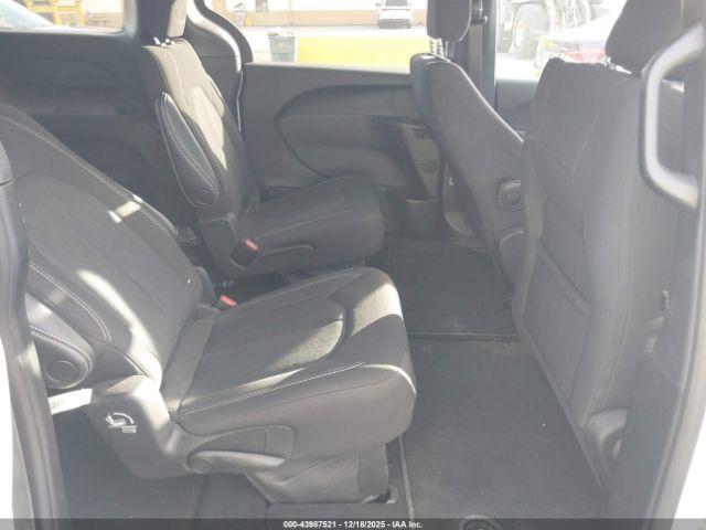 Chrysler Pacifica Touring Image 12