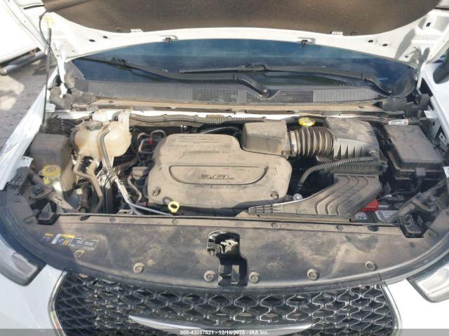 Chrysler Pacifica Touring Image 10