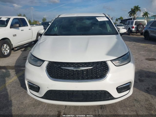 Chrysler Pacifica Touring Image 6