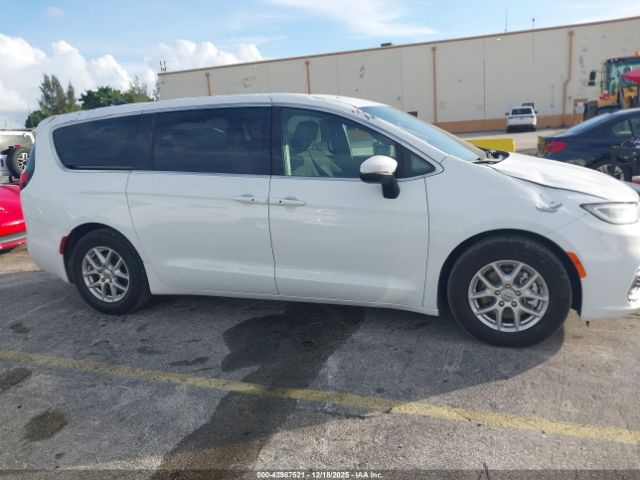 Chrysler Pacifica Touring Image 7