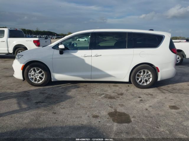 Chrysler Pacifica Touring Image 8