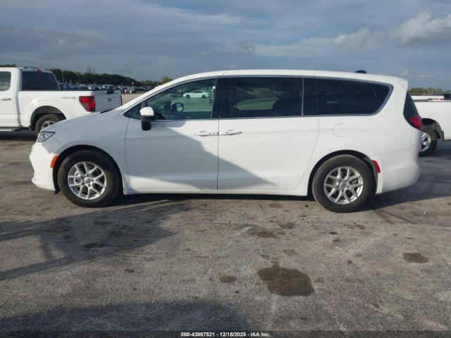 Chrysler Pacifica Touring Image 8