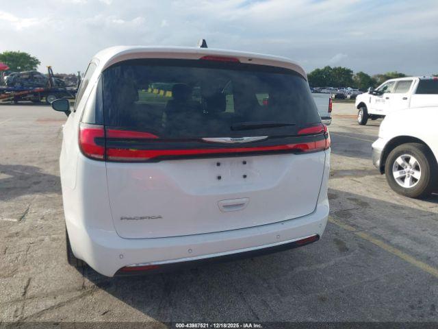 Chrysler Pacifica Touring Image 13