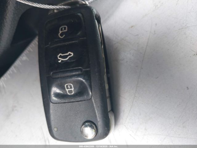 Volkswagen Tiguan S Image 11