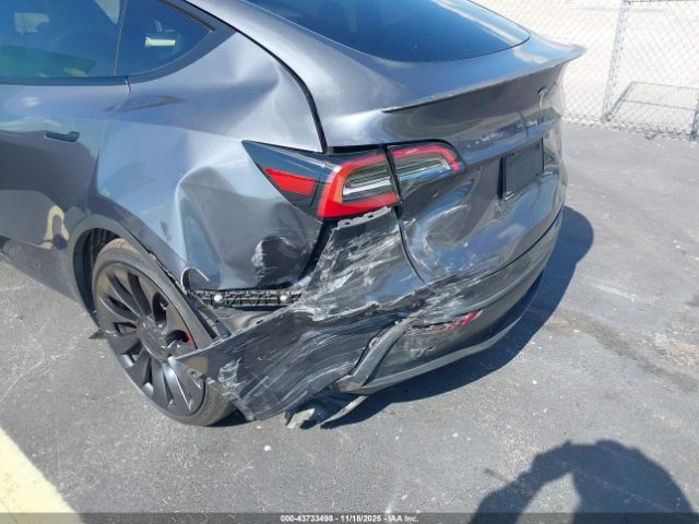 Tesla Model Y Performance Dual Motor All-wheel Drive Image 8