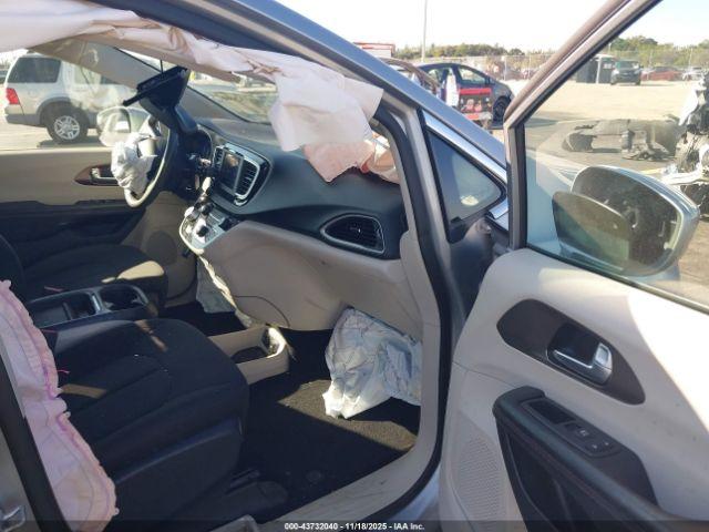 Chrysler Pacifica Touring Plus Image 6