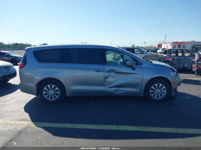 Chrysler Pacifica Touring Plus Image 12