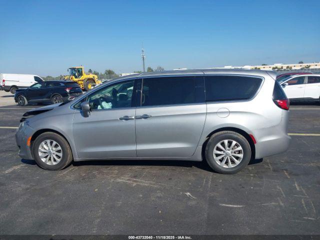 Chrysler Pacifica Touring Plus Image 13
