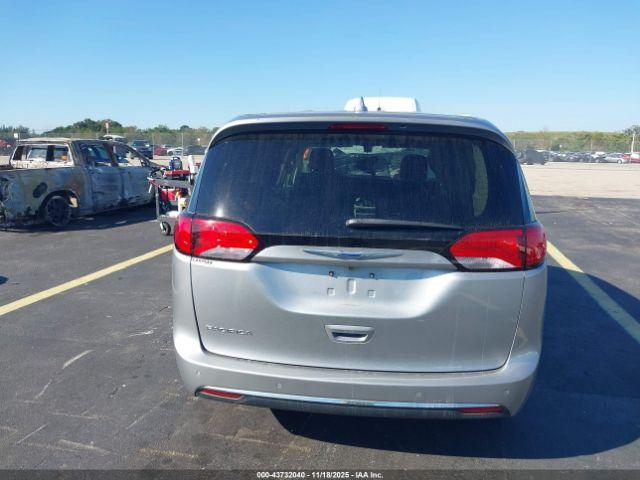 Chrysler Pacifica Touring Plus Image 2