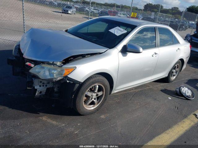 Toyota Camry Le Image 2