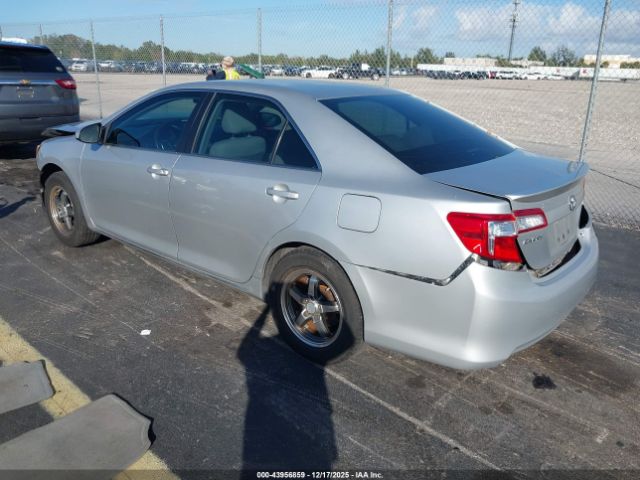 Toyota Camry Le Image 12