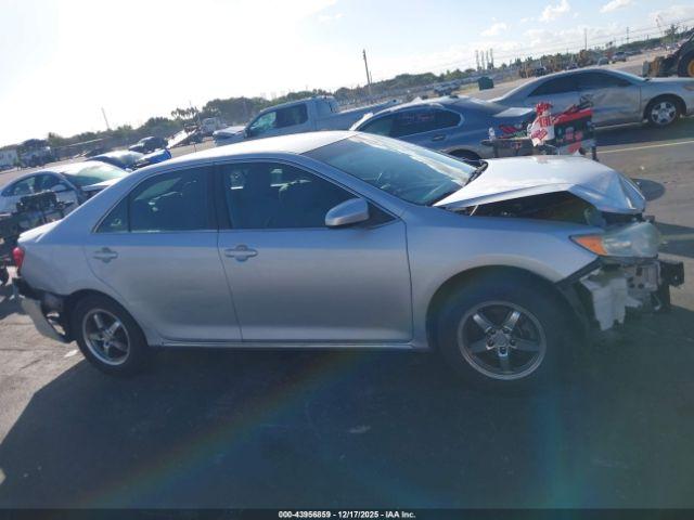 Toyota Camry Le Image 11