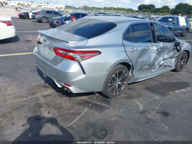 Toyota Camry Se Image 12