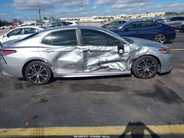 Toyota Camry Se Image 4