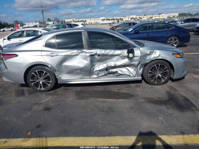 Toyota Camry Se Image 4