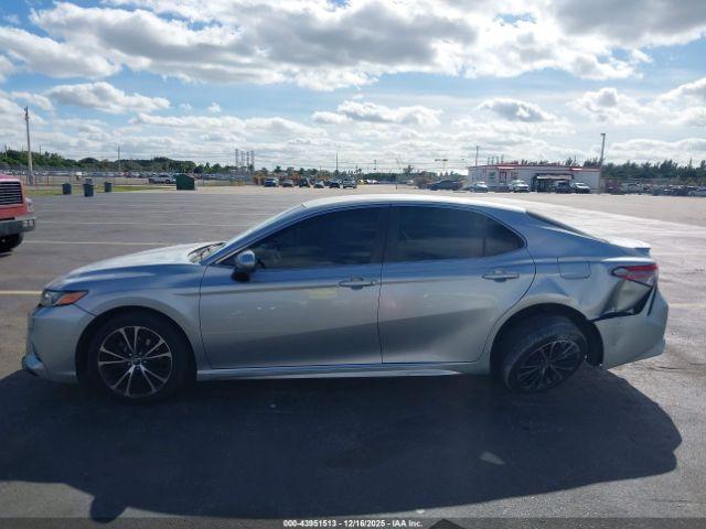 Toyota Camry Se Image 9