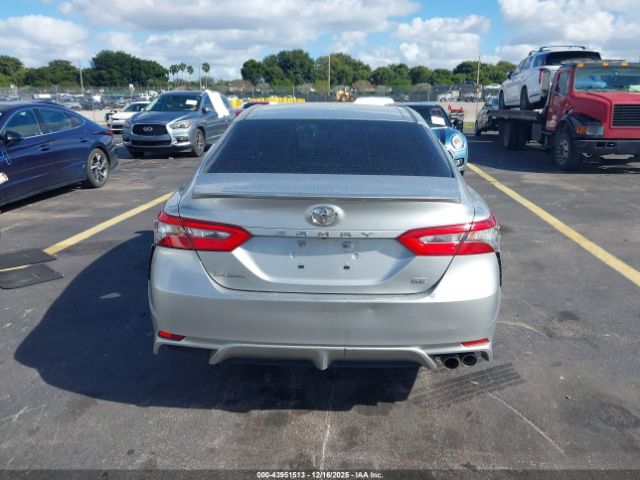Toyota Camry Se Image 11