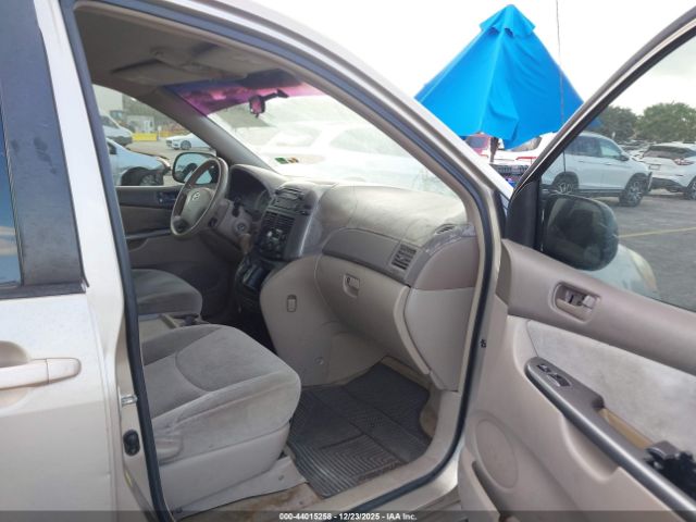 Toyota Sienna Ce Image 10