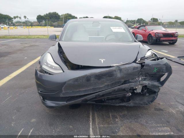 Tesla Model 3 Image 4