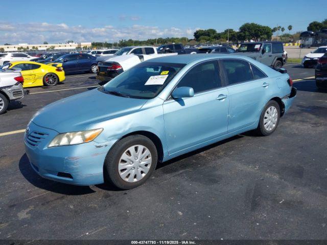 Toyota Camry Le Image 4