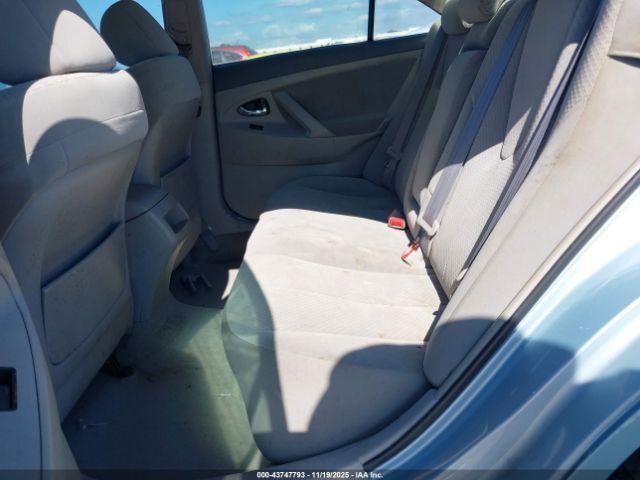 Toyota Camry Le Image 6