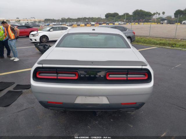 Dodge Challenger Image 3