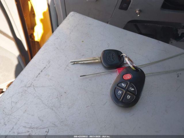 Toyota Sienna Le V6 8 Passenger Image 3