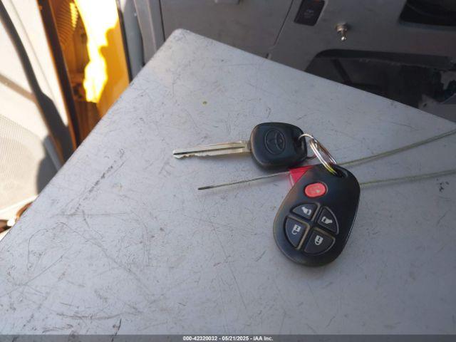 Toyota Sienna Le V6 8 Passenger Image 3