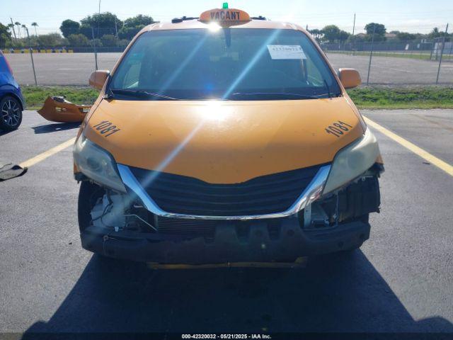 Toyota Sienna Le V6 8 Passenger Image 2