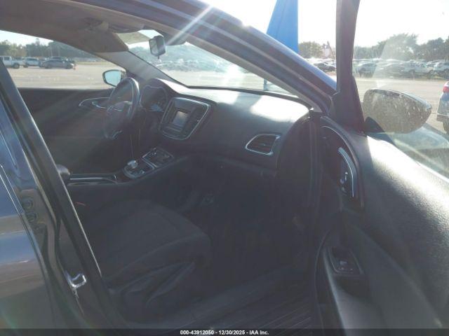 Chrysler 200 Limited Image 2