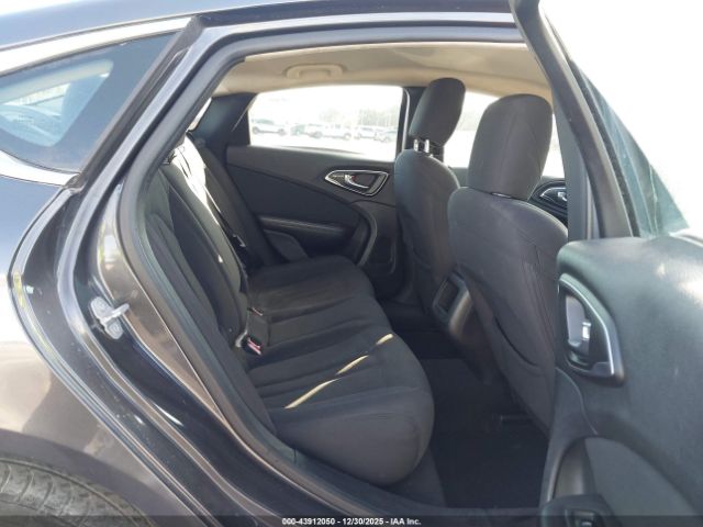 Chrysler 200 Limited Image 5