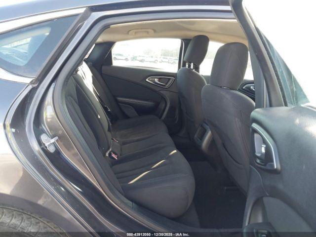 Chrysler 200 Limited Image 5